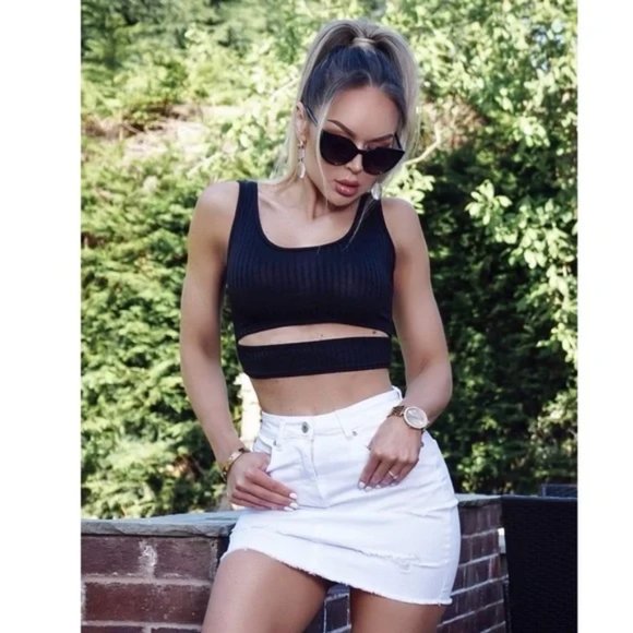 Black Sleeveless Cutout Crop Top - Picture 4 of 12